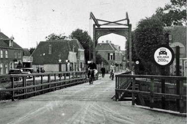 <p>De Brink 30 is nu het eerste pand vanaf de brug. Deze situatie is echter pas ontstaan omstreeks 1975, toen het rijtje huizen tussen de Vecht en het notariskantoor gesloopt werd om plaats te maken voor de uiterwaarden van de rivier. (beeldbank archief Hardenberg). </p>

